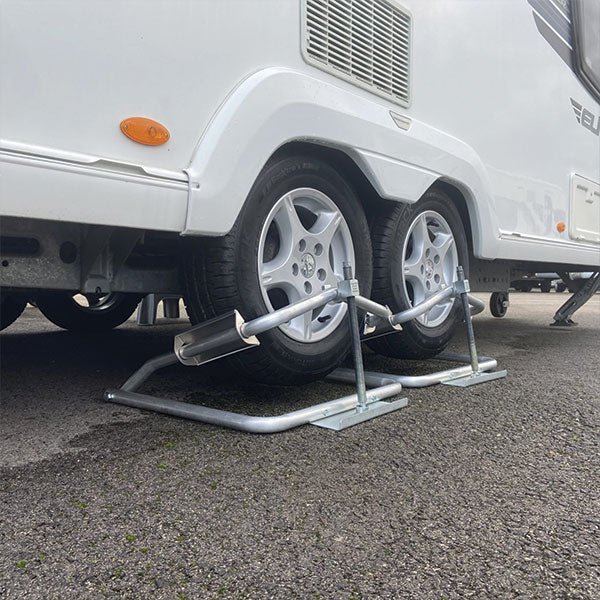 Sollevatori per ruote caravan